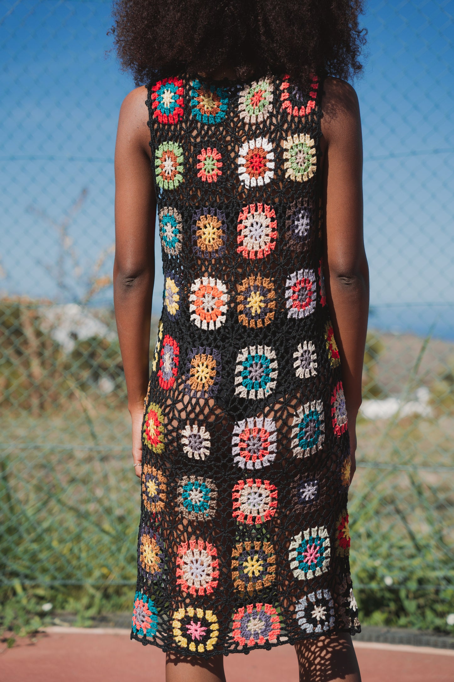 LONGUE ROBE EN CROCHET MOTIF COLORÉ